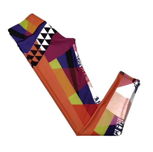 Onzie Graphic Leggings in Geometric Triangles - Picture 3 of 9